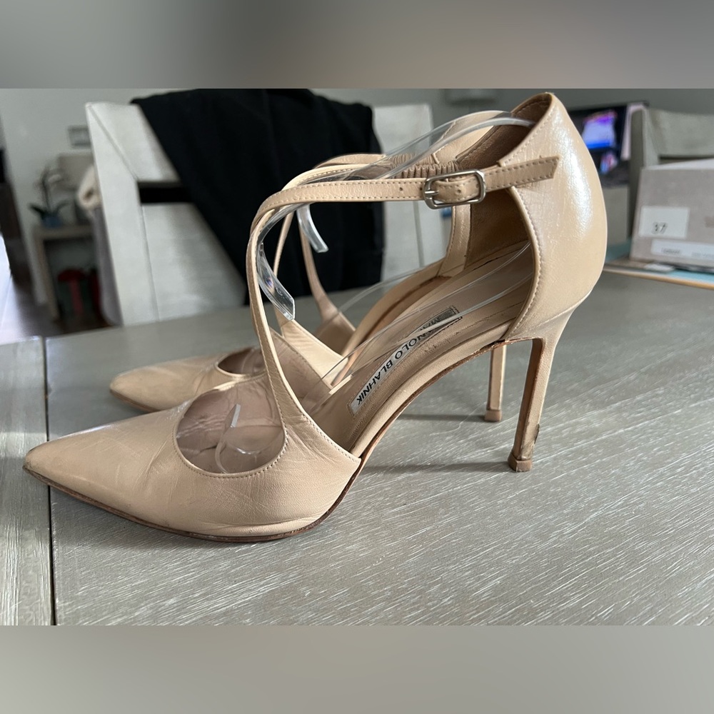 AUTHENTIC Manolo Blahnik nude leather cross-strap pumps. Size 40.